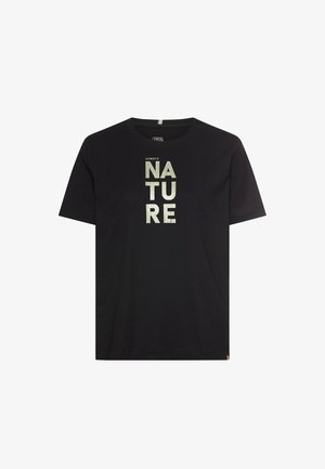 Zwarte T-shirt met korte mouwen met verticale beige tekst "Empowered by NATURE" gecentreerd op de voorkant.