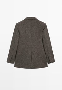 Blazer di lana grigio scuro con maniche lunghe, ventrale centrale sul retro e colletto a punta, esposto piatto da dietro su uno sfondo bianco.