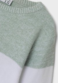 Pull en maille vert clair et blanc avec un col côtelé, présentant une texture lisse et un design de bloc de couleur horizontal.
