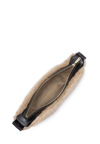 Borsa a cintura con esterno in morbido pelliccia sintetica beige e dettagli in pelle nera, dotata di una cerniera dorata e fodera interna beige.