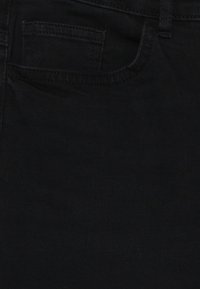 Zwarte denim jeans met een gladde textuur, met een voorzak, riemlussen en een klassiek vijfzakkenontwerp.