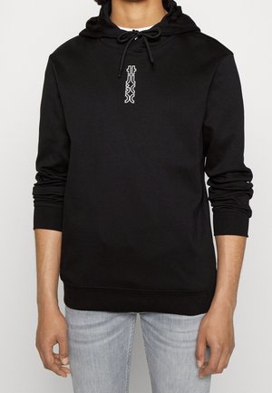 Sudadera negra con cordón, que presenta un pequeño logo blanco en el pecho. Fabricada en un tejido suave, con mangas largas y un corte relajado.
