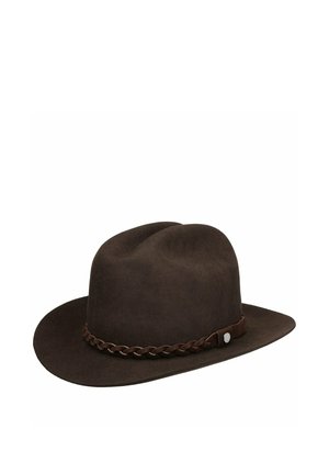 Dunkelbrauner breitkrempiger Fedora-Hut mit geflochtenem Lederband und einem kleinen runden Metallakzent an der Seite.