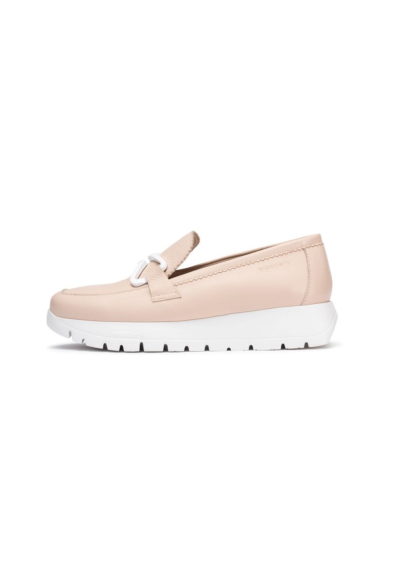 Zapato de cuero rosa claro con suela de goma blanca, que presenta una correa decorativa y detalles de costura a lo largo de los costados.