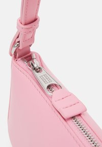 Tommy Jeans ESS MUST SHOULDER - Handbag - ballet pink