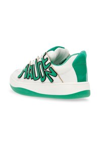 Witte sneaker met groene accenten en oversized "MAUDE" letters aan de zijkant. Vlekkeloze leren afwerking met een textuur op de zool.