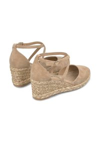 Sandali wedge in suede beige con cinturini alla caviglia incrociati e tacchi in juta intrecciata. Texture liscia con design a punta arrotondata.