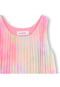 Αμάνικο τοπ με πιέτες σε παστέλ αποχρώσεις, με απαλό ροζ εσωτερικό. Ορατή ετικέτα με την επιγραφή "BILLIEBLUSH". Υφασμα με υφή, ελαφρύ.