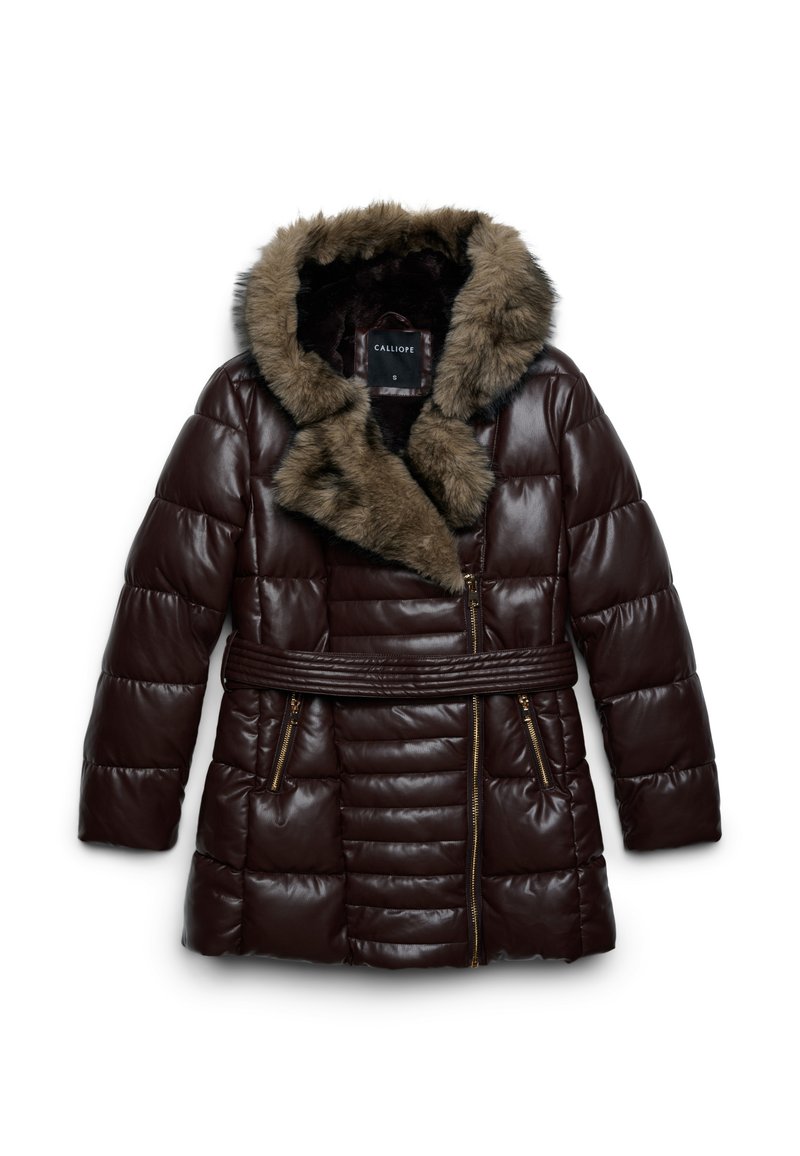 Giacca imbottita marrone con colletto in pelliccia sintetica, vita cintrata e due tasche frontali con zip. Materiale lucido con motivo trapuntato.