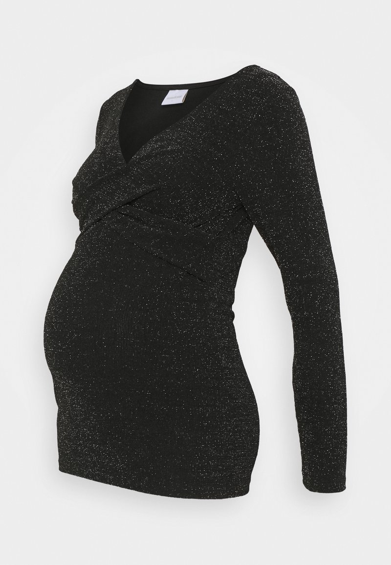 Svart långärmad graviddress med glittrigt tyg, figursydd design och V-ringning på en enkel vit bakgrund.