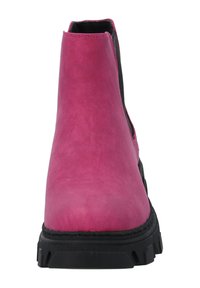 Botín de cuero rosa hasta el tobillo con un acabado texturizado, paneles laterales elásticos y una suela de goma negra con detalles de relieve.