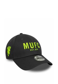 Schwarze Kappe mit gebogenem Schirm, mit neongrünem "MUFC"-Text und Logo, aus Stoff mit Ösenbelüftung. Verstellbares Snapback-Design.