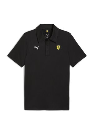 Melnā polo krekla izgatavots no gludas auduma, ar trīs pogu atveri, balto Puma logotipu un dzelteno Ferrari emblēmu uz kreisā krūšu.