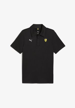 Sort polo shirt lavet af glat stof, med en tre-knap lukning, hvid Puma-logo og et gult Ferrari-våbenskjold på venstre bryst.