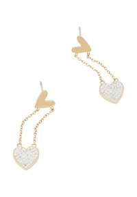 Guldtonade örhängen med en hjärtformad hänge som har klara ädelstenar, kopplade av en delikat kedja till en hjärtformad post.