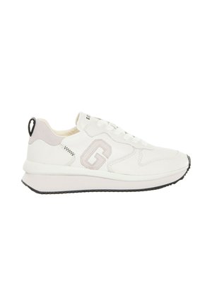 Weißer Low-Top-Sneaker mit Schnürung vorne, beigem "G"-Logo an der Seite, gepolstertem Kragen, schwarzer Fersenschlaufe und schwarzer Gummisohle.
