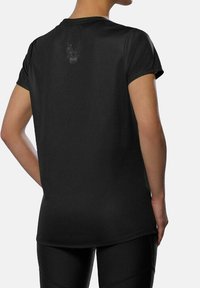 Camiseta negra de manga corta con cuello redondo, que presenta un sutil detalle gráfico en la parte posterior. Fabricada en un tejido ligero y suave.