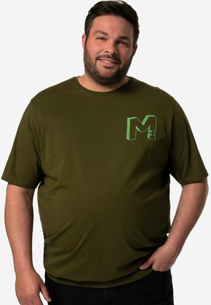T-shirt corto verde oliva realizzato in tessuto morbido, caratterizzato da un logo testurizzato di colore verde con la lettera "M" sul lato sinistro del petto. Design a vestibilità standard.