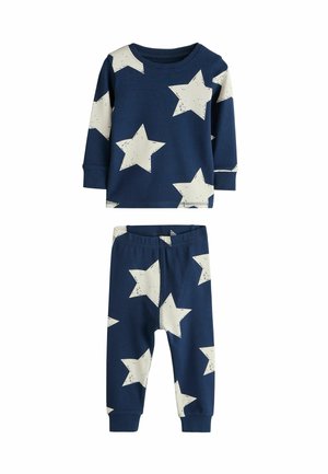 Ensemble de pyjama bleu marine en deux pièces fabriqué en tissu doux, avec des imprimés d'étoiles blanches sur le haut à manches longues et le pantalon à taille élastique.