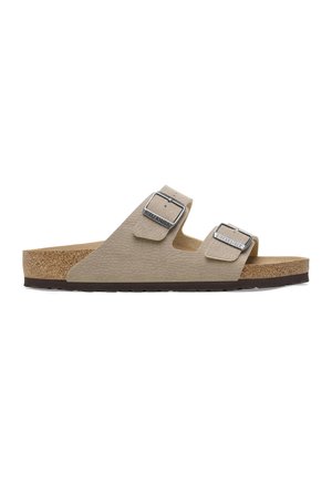 Beige Birkenstock-sandaal met twee verstelbare banden en zilverkleurige gespen, kurken voetbed en donkere, gestructureerde zool.