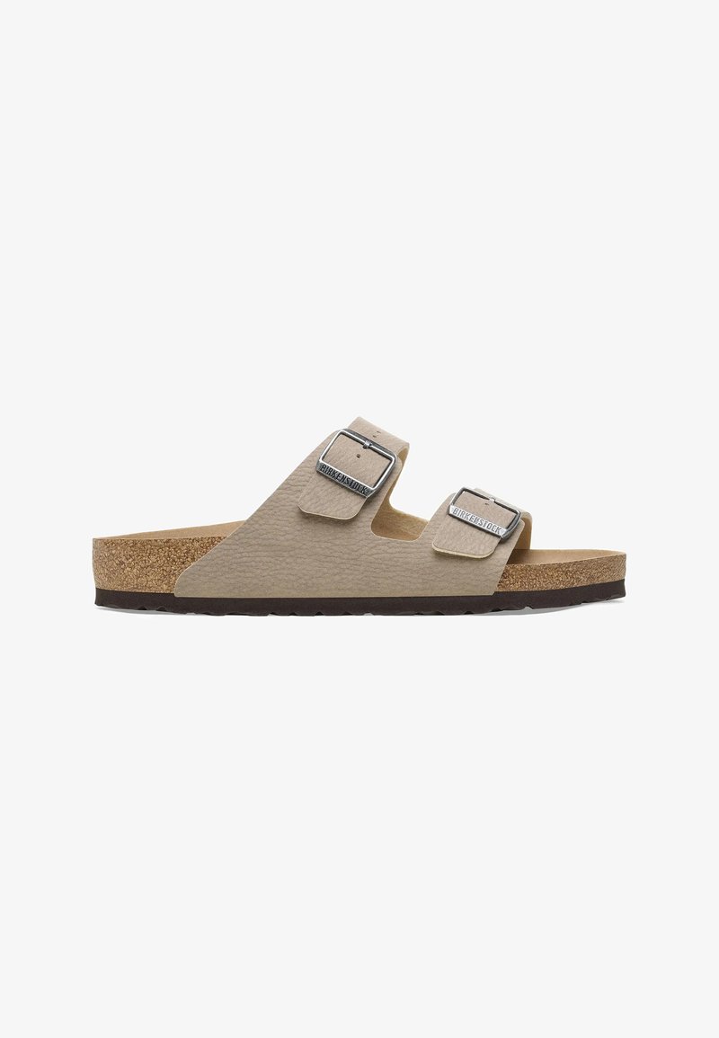 Sandale Birkenstock beige avec deux brides réglables et boucles argentées, semelle intérieure en liège et semelle extérieure texturée foncée.