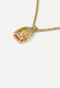 Collana in oro con un pendente rettangolare decorato con un motivo di leone, arricchita da gemme multicolori disposte in un motivo.