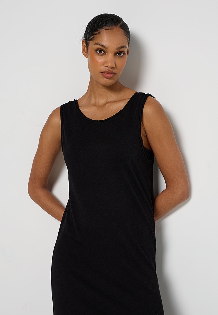 Schwarzes ärmelloses Kleid aus weichem Stoff, mit rundem Halsausschnitt und lockerer Passform, ohne sichtbare Muster oder Verzierungen.