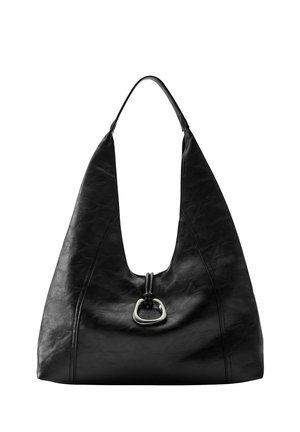 Sac d'épaule en cuir noir avec une forme souple et décontractée et une seule bandoulière, avec un détail d'anneau métallique argenté à l'avant.