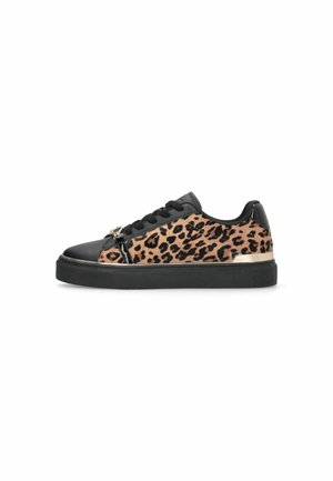 Sneaker nera e beige con stampa leopardata, dotata di un tessuto testurizzato e dettagli in pelle liscia, rifinita con una suola nera elegante.