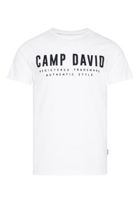 Camiseta de algodón blanca con texto impreso en negro: "CAMP DAVID", y eslogan "MARCAS REGISTRADAS ESTILO AUTÉNTICO." Diseño clásico de cuello redondo.