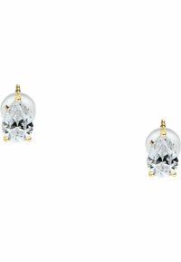 Tårdroppeörhängen med klara ädelstenar inställda i guldfärgad metall. Den släta inställningen och den polerade ytan förbättrar klarhet och briljans.