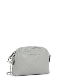 Borsa in pelle grigia con finitura strutturata, chiusura con zip e accessori in argento. Caratterizzata dal logo "LANCASTER PARIS" impresso sul davanti.