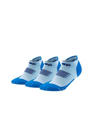 Drei Paar knöchelhohe blaue und weiße Sportsocken mit gestreiften Mustern und gepolsterten Zehen, nebeneinander auf einem weißen Hintergrund angeordnet.