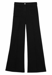 Pantalones de mezclilla negros de corte acampanado con una cintura alta, dos bolsillos traseros y cierre de botón. Textura suave con líneas limpias y costuras laterales.
