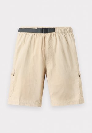 Bež kratke hlače cargo do kolen z elastičnim pasom, črnim nastavljivim pasom z zaponko in žepki na zadrgo na svetli podlagi.