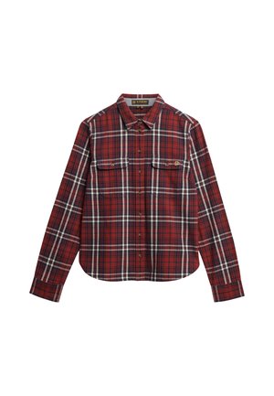 Camisa de franela a cuadros en rojo y negro con mangas largas, cierre de botones en el frente, dos bolsillos en el pecho y dobladillo redondeado. Textura suave y patrón clásico.