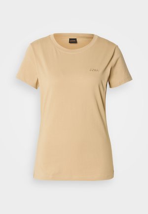 Bežs kokvilnas t-krekls ar apaļu kakla izgriezumu. Ar īsām piedurknēm un reljefu "BOSS" logo kreisajā krūtī. Gluda tekstūra.