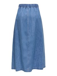 Jupe midi en denim bleu avec taille élastique et couture centrale, coupe trapèze, et ourlet simple.