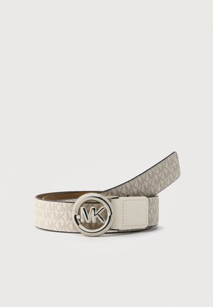 Μπεζ ζώνη με επαναλαμβανόμενο μοτίβο μονόγραμμα "MK" και στρογγυλή ασημένια αγκράφα με ανάγλυφα αρχικά "MK".