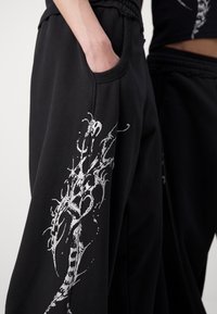 Jaded London LAZY WILLY MONSTER JOGGER UNISEX - Calças de fato de treino - black