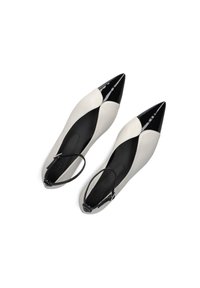 Puntige slingback schoenen van zwart patentenleer en crèmekleurig synthetisch materiaal, met een slank ontwerp en contrasterende kleurvlakken.