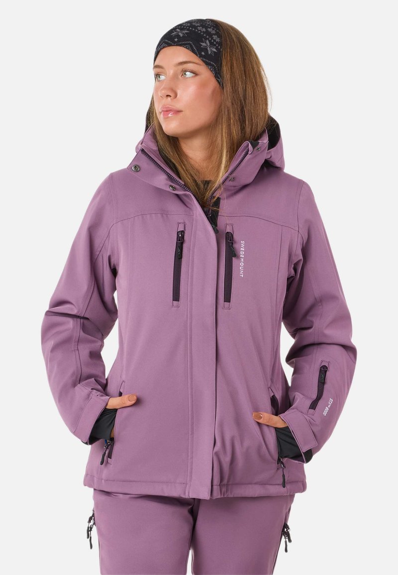 Lilla softshell-jakke med justerbar hætte, lynlåslommer og sorte accenter. Har en glat tekstur og tætsiddende design.