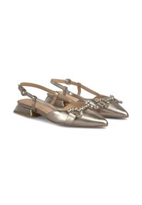 Chaussures slingback en argent métallique avec bouts pointus, petits talons carrés et embellissements en cristal sur la bride avant. Texture lisse.