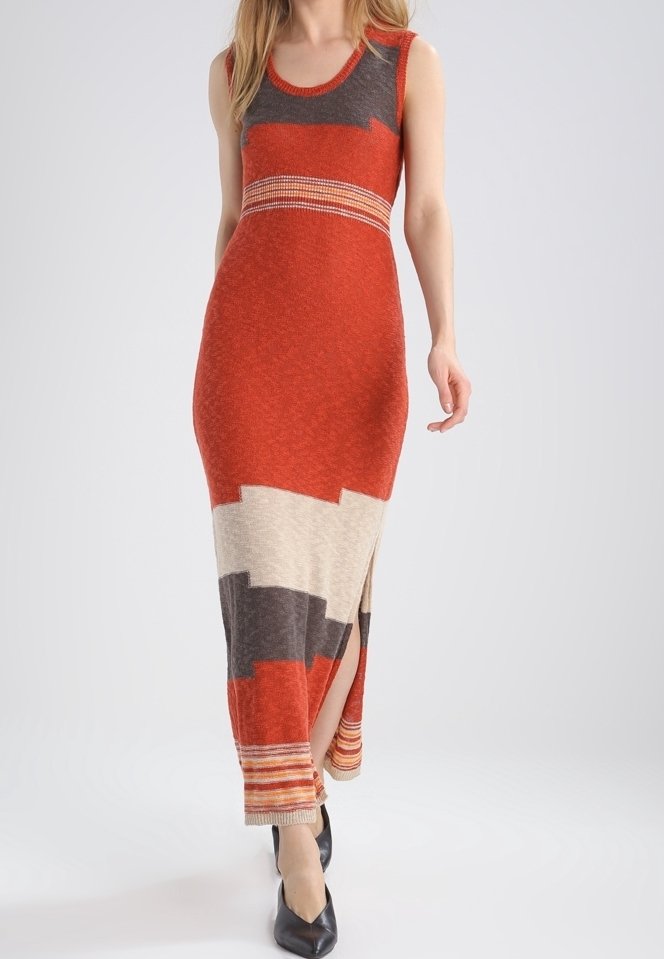 Ärmlös maxiklänning med blockmönster i orange, beige och mörkgrå, med en sidosprund och texturerad stickad tyg.