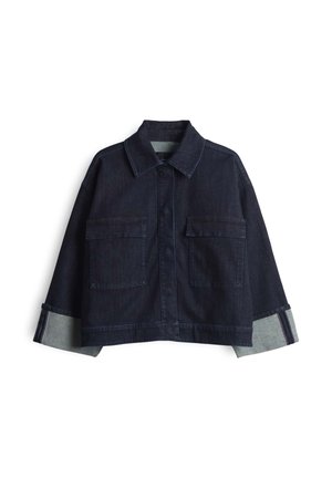 Veste en denim noir avec un col, deux poches sur la poitrine et des poignets gris contrastants avec un détail rayé.