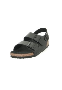 Sandal nero con due cinturini regolabili e una soletta in sughero. Presenta una suola texturizzata e un leggero tacco per comfort e supporto.