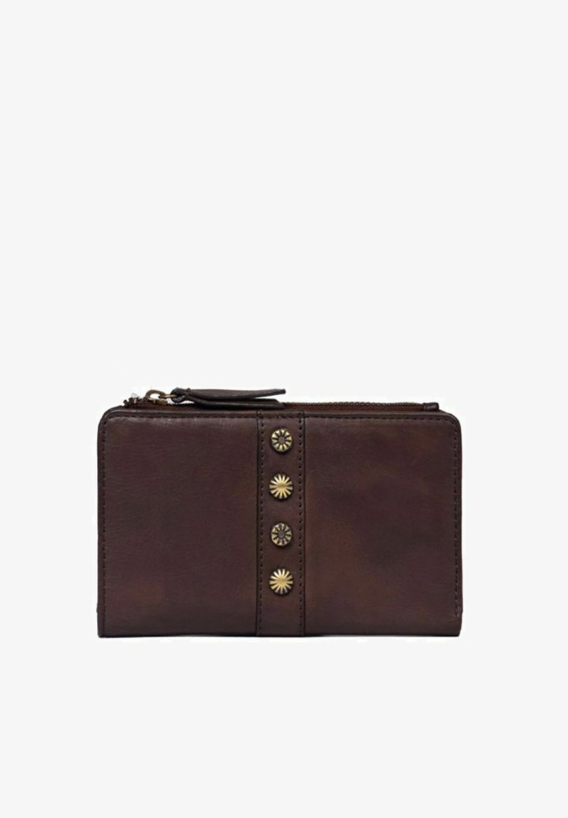 Portefeuille en cuir marron avec fermeture éclair, présentant une texture lisse et des clous décoratifs de couleur dorée le long du centre.