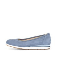 Ballerines en suede bleu avec un bout rond, un petit talon compensé et un accent rayé blanc et marine contrasté sur la semelle.