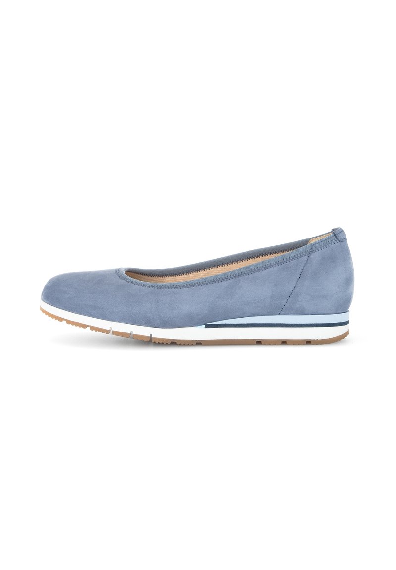 Ballerines en suede bleu avec un bout rond, un petit talon compensé et un accent rayé blanc et marine contrasté sur la semelle.