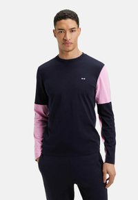 T-shirt à manches longues bleu marine avec des accents roses sur les manches, en tissu doux, col rond et petit logo sur la poitrine.